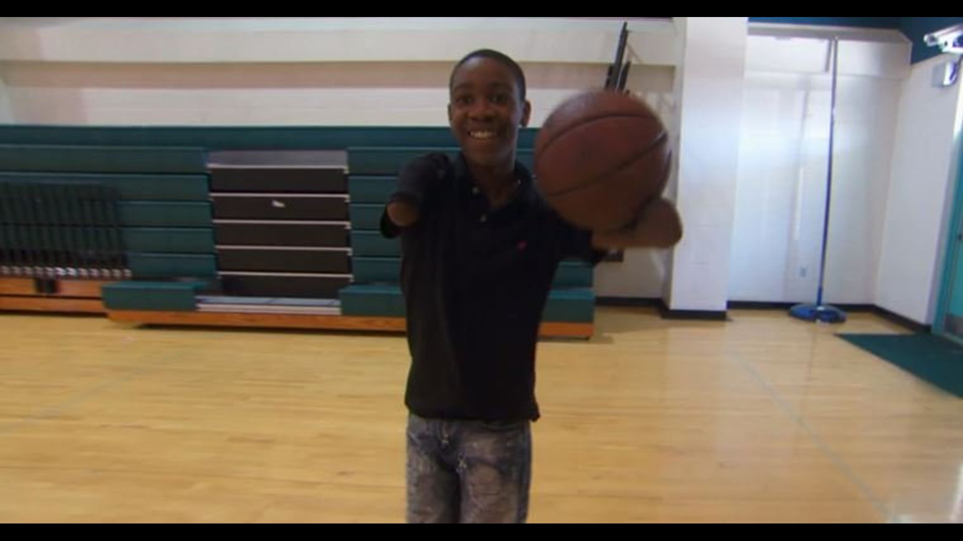 Teen Who Lost His Hands Makes 3-Point Shots On The Basketball Court