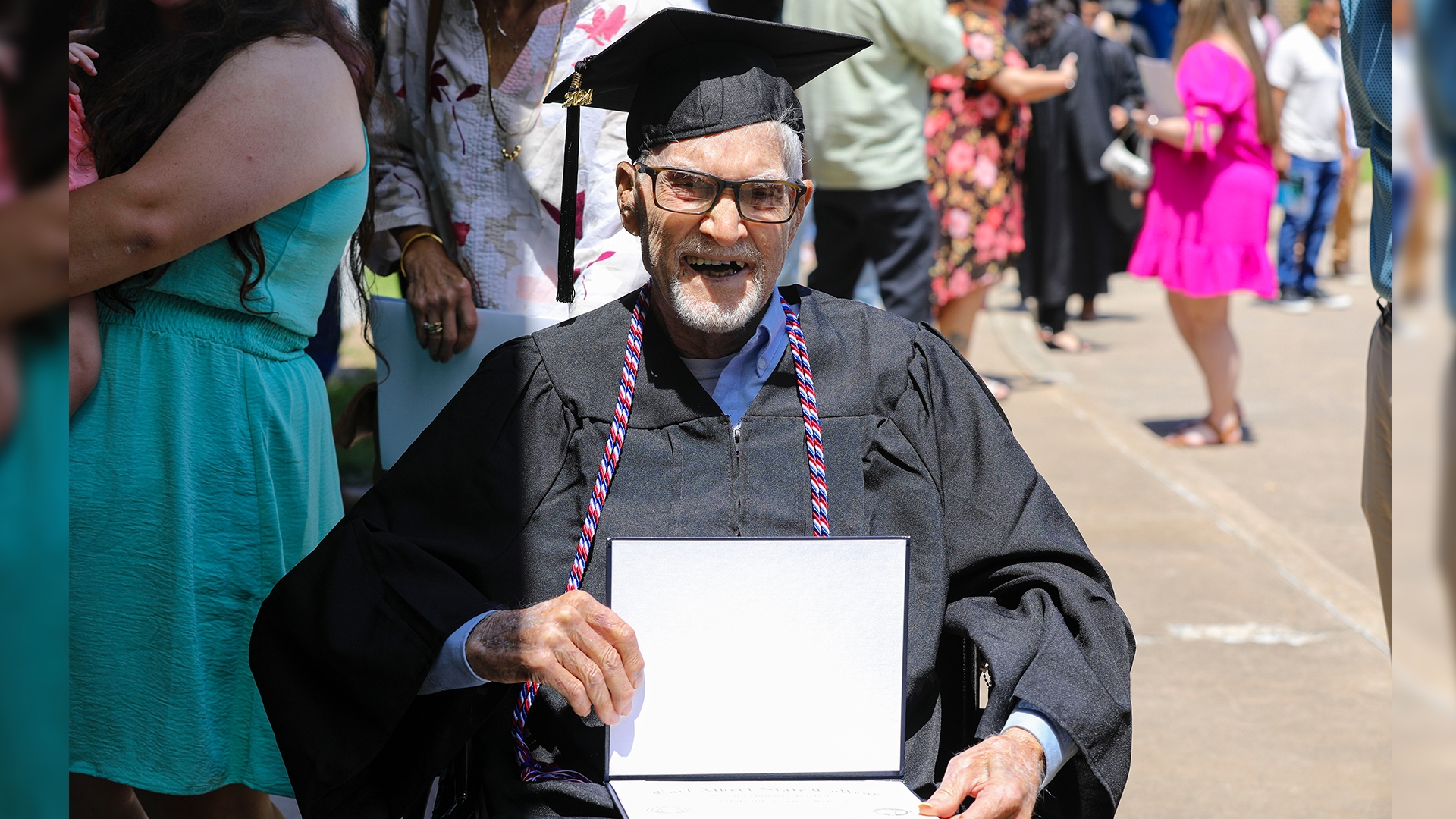 A 96-YEAR-OLD GRADUATE DONNED TASSELS AND ROBES FOR A COLLEGE GRADUATION, AND IT WAS MORE THAN A CELEBRATION TO HIM- IT WAS A SIMPLE WAY TO PROVE HE'S RIGHT...
