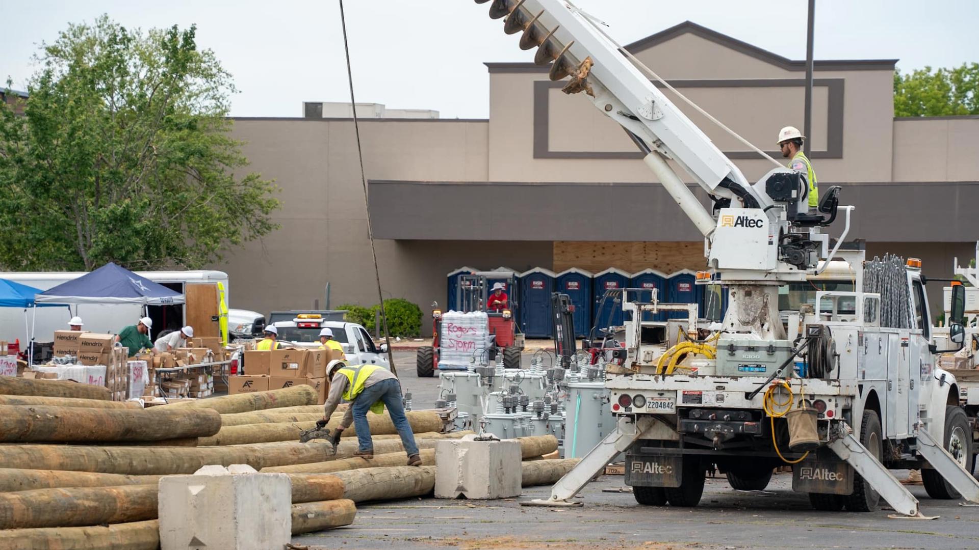 To honor the hard work of the people working to bring power back to the region, businesses in 5COUNTRY are banding together to aid linemen.