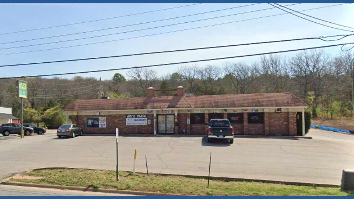 Art's Place in Fayetteville hosts Thanksgiving potluck for community