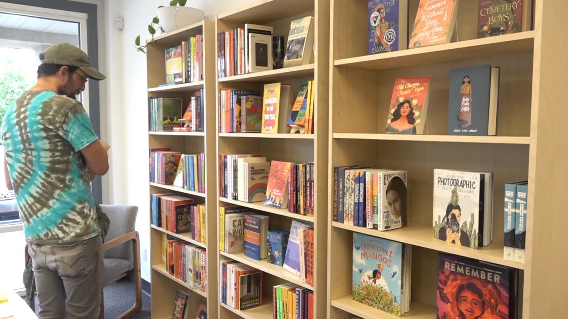 Mas Libritos Bookstore hosts soft opening in Springdale