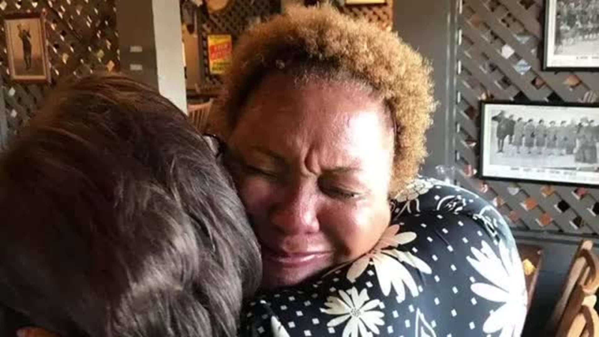 Georgia Cracker Barrel Waitress Receives 1 100 Tip 5newsonline Georgia Cracker Barrel Waitress Receives 1 100 Tip 5newsonline
