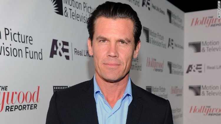 Josh Brolin Was Cast in 'Men In Black 3' by Doing Really Bad Tommy Lee  Jones Impressions While Drinking