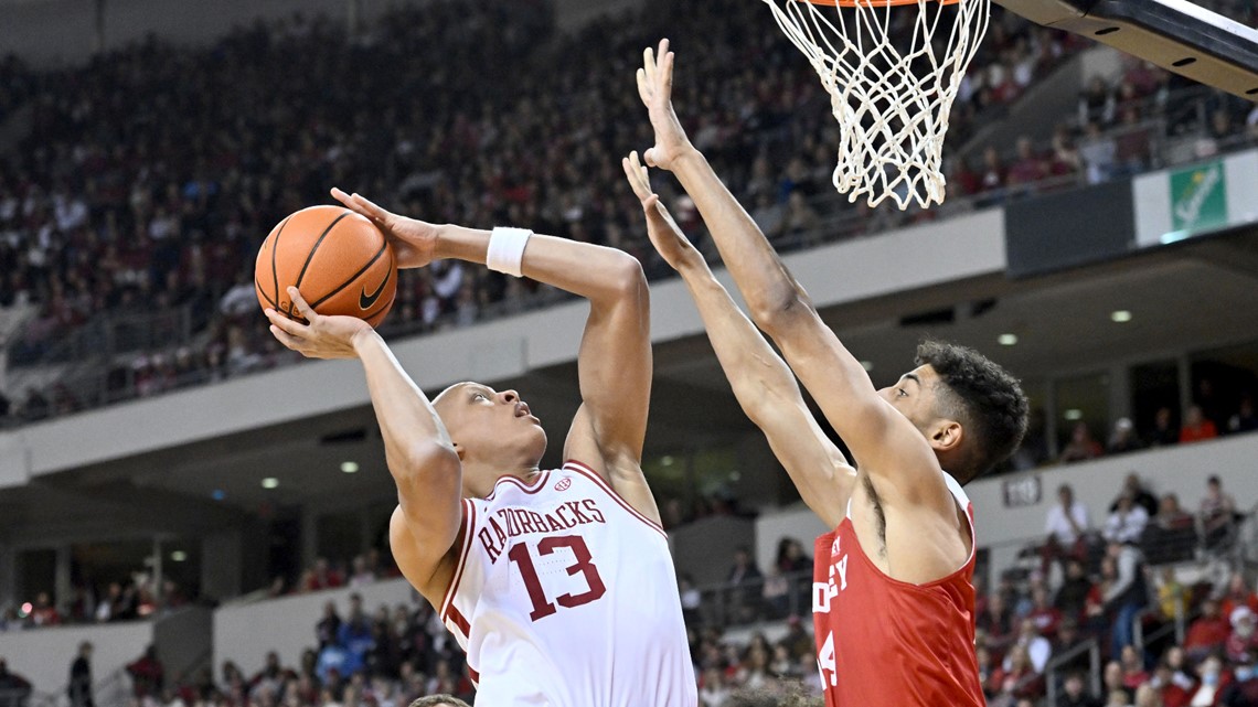 WholeHogSports - Walsh keeps name in NBA draft