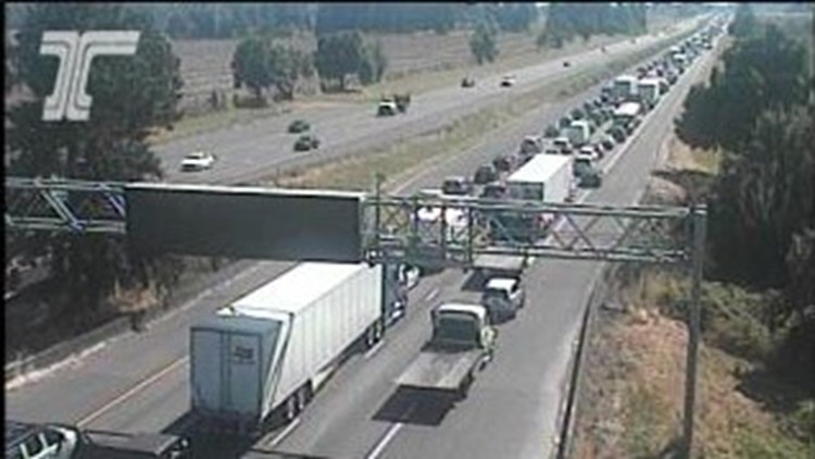 Deadly crash prompts closure of I-5 SB near Woodburn during rush hour