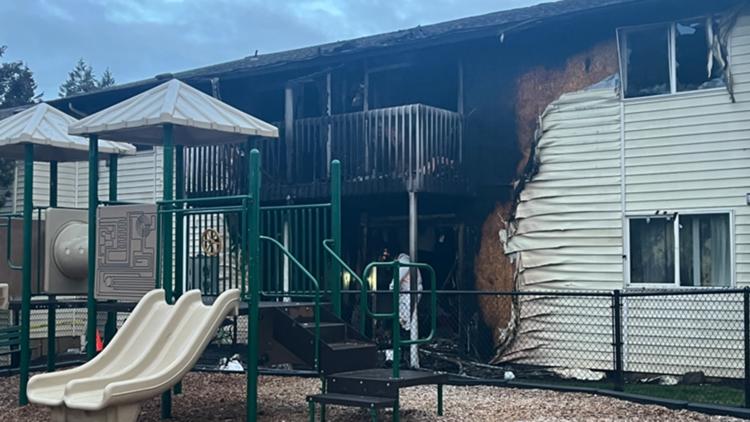 Fire breaks out at apartment building in Oregon City