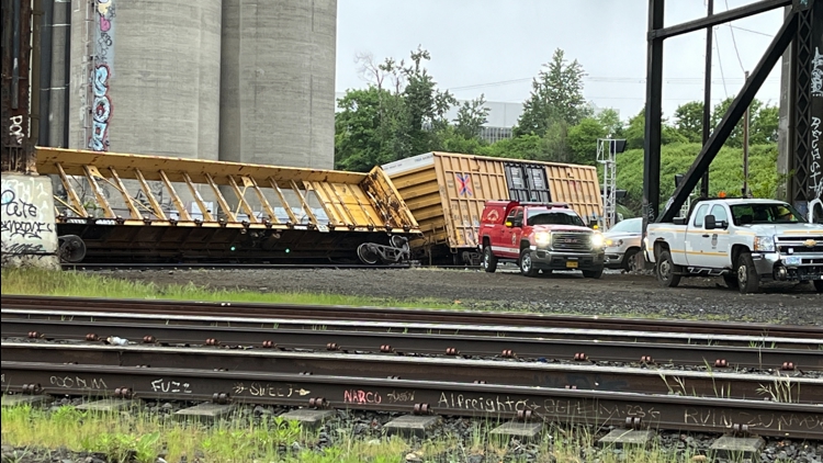 Union Pacific freight train derails on Steel Bridge in Portland; bridge closed to all traffic