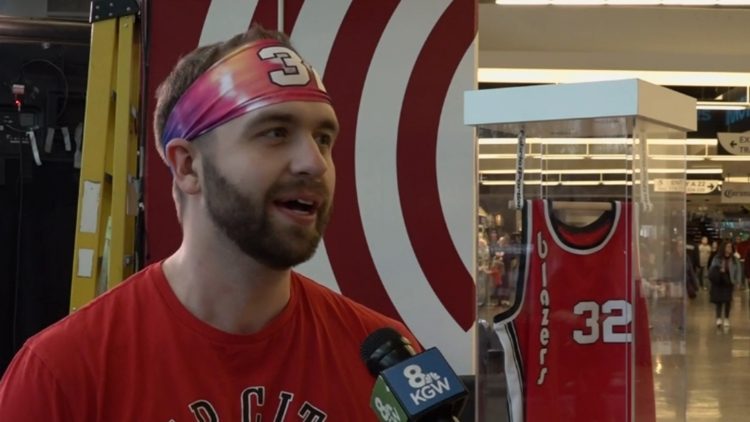 'He was the tie-dye king': Blazers, fans honor Hall of Famer Bill Walton with tie-dye tribute night