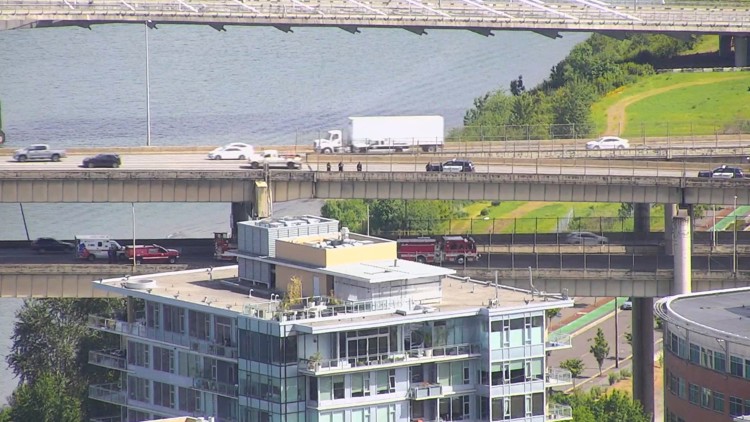 Interstate 5 expected to have long delays near Marquam Bridge as police, firefighters attempt rescue