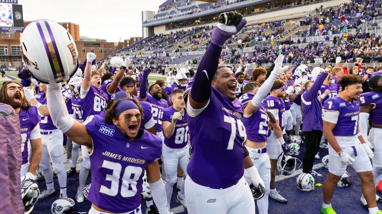 Dukes and Ducks anyone? It would be Oregon vs. James Madison on latest AP Top 25-based CFP bracket