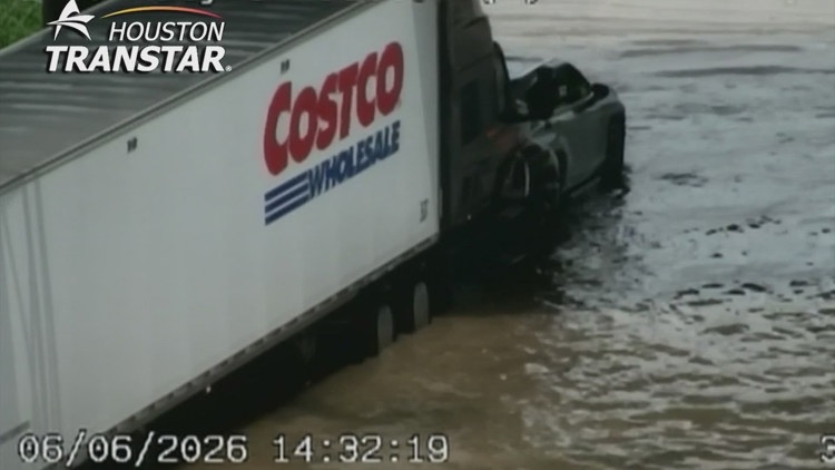 Driver apparently stuck in I-10 floodwaters gets friendly nudge to higher ground