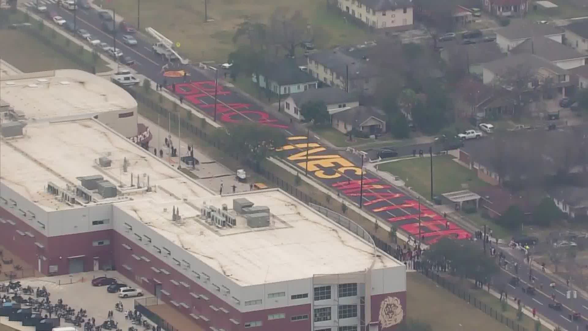 George Floyd Mural Painted In Front Of Yates High School Fox61 Com