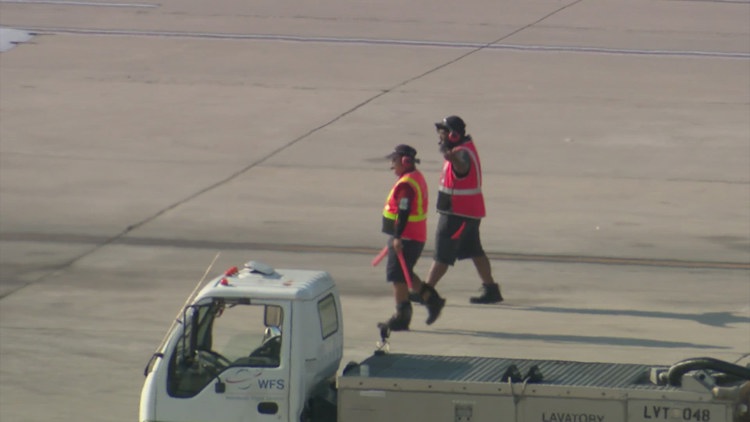 Houston airport workers to receive pay raises under mayor’s executive order