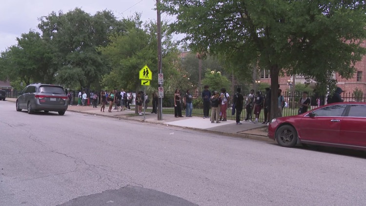 'It is ridiculous' | HISD students endure unbearable school heat
