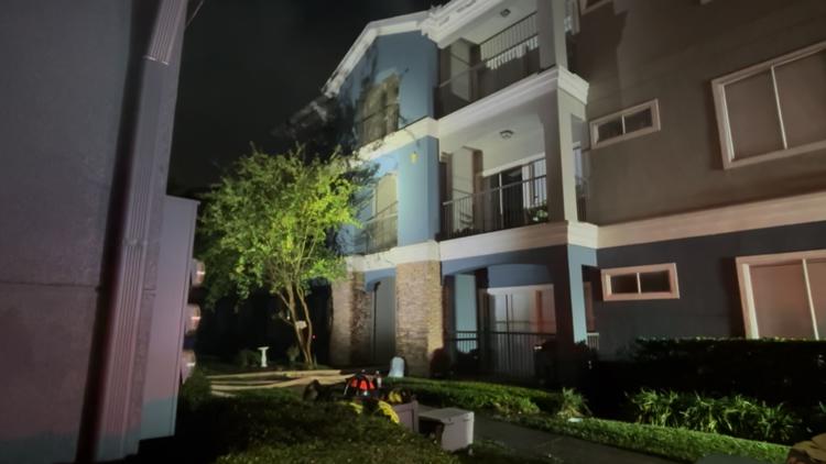 Suspected lightning strike sparks apartment fire in Atascocita, officials say