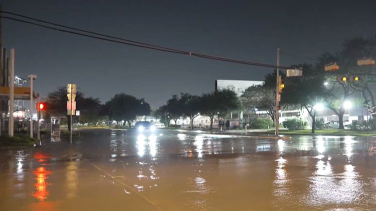 Water main break floods Richmond Avenue near Chimney Rock Road in Houston
