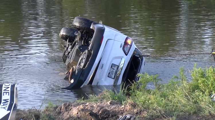Good Samaritan helps pull family from submerged vehicle on Grand Parkway