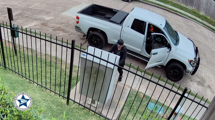 Postal inspectors offer $100K reward in southwest Houston mail theft case caught on camera