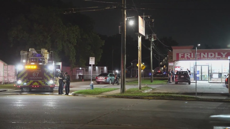Three injured after gunfire erupts outside northwest Houston store