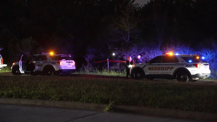 Deputies investigating decomposed body found in woods north Harris County