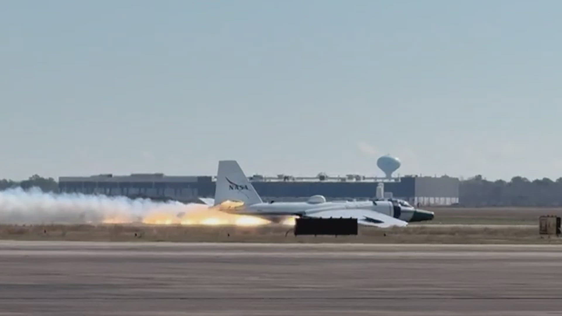 Texas airport video captures rough landing of NASA research plane ...