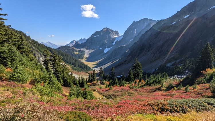 When is the best time to enjoy fall foliage colors in the Cascade Mountains?
