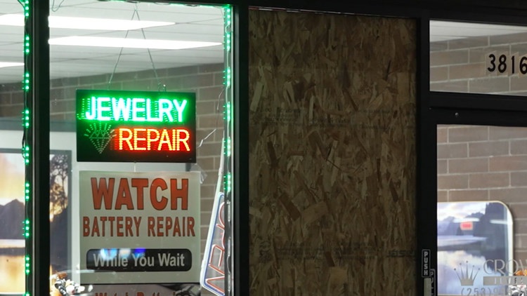 Lakewood police search for broad daylight jewelry thieves armed with guns, axes