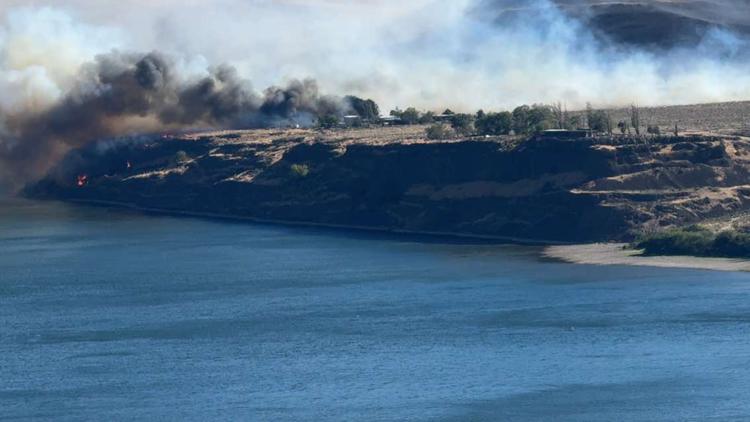 'Rapidly moving' wildfire near Vantage prompts evacuation orders, shuts down I-90