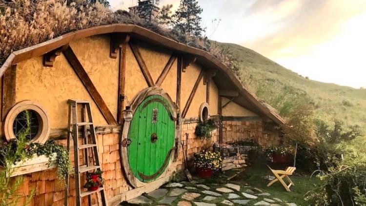 Chelan Hills Fire destroys beloved Hobbit Inn near Chelan