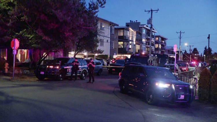 Seattle police respond to barricaded suspect at Greenwood apartment