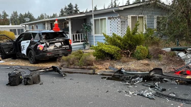 4 Everett officers hurt after stolen semitruck rams patrol cars, police say