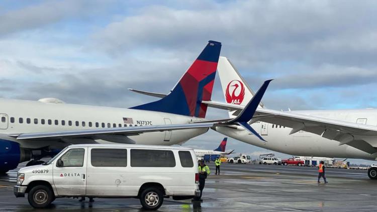 No injuries after planes collide at Seattle airport on taxi line