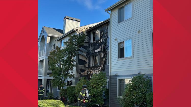 10 people displaced after Everett apartment fire