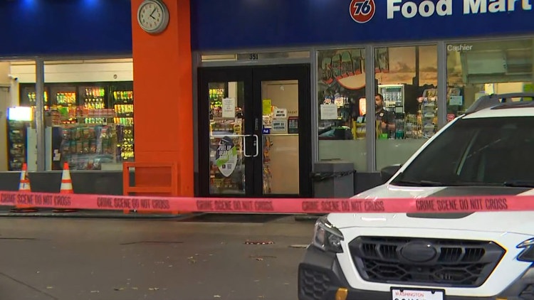 Man found dead in Queen Anne 76 gas station across from Space Needle