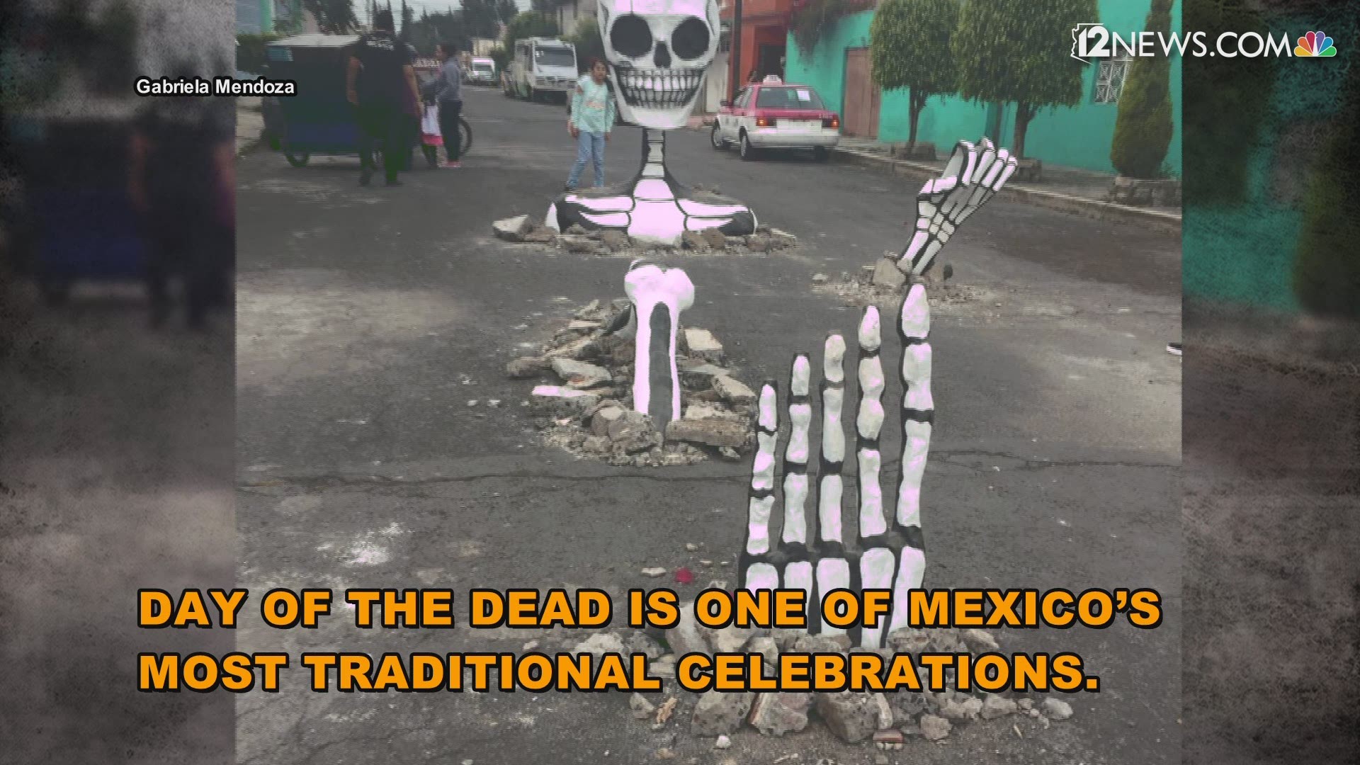 El grupo cultural Indios Yaocalli monta una exhibición de calaveras que emergen del pavimento para promover y mantener las tradiciones mexicanas vivas. Las calaveras
