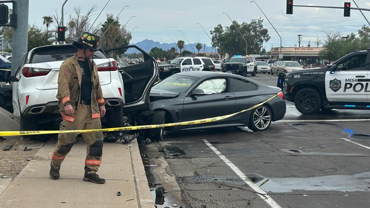 Mesa crash ends up with extrication, 2 people injured