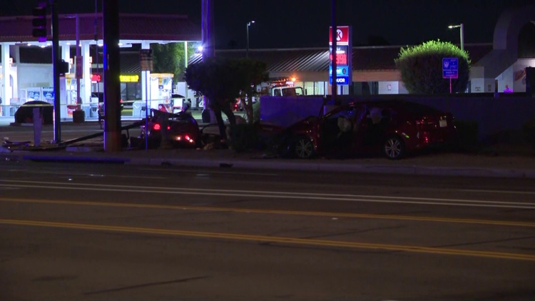 1 dead, 3 injured after rollover crash in northwest Phoenix