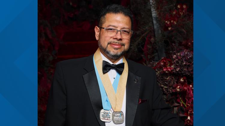 Maestro de música de Tolleson recibe premio nacional de Excelencia Docente en Tennessee