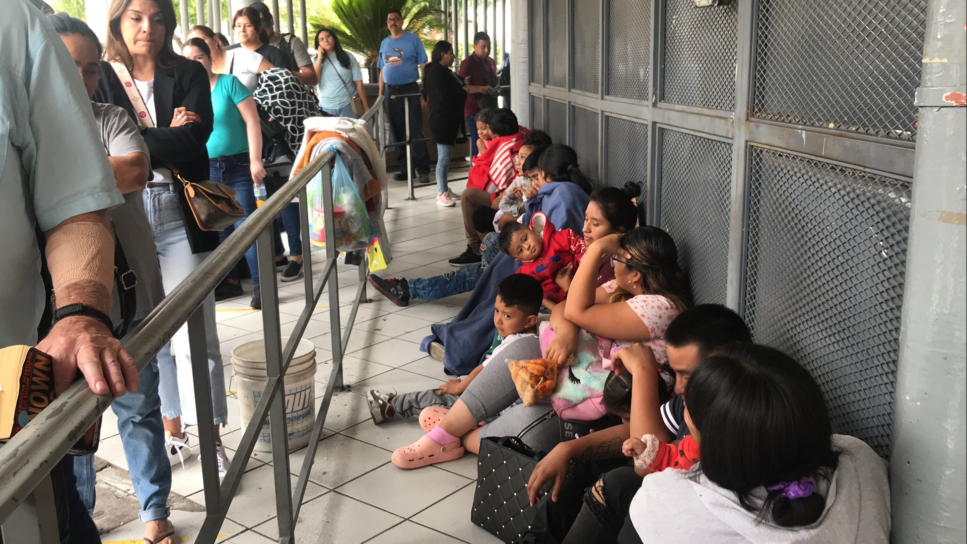 Debido a los rumores de que pueden pasar sin cita, cientos de migrantes acudieron a la garita Dennis DeConcini en Nogales desde el domingo 14 de mayo a pedir asilo.