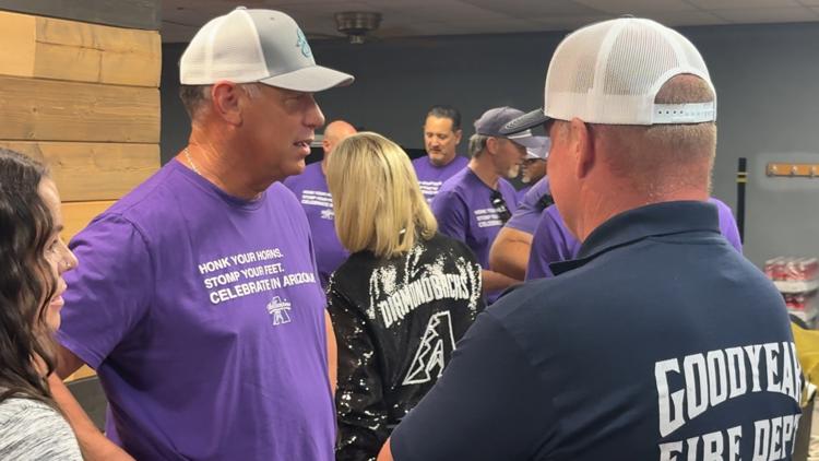 Diamondbacks’ 2001 World Series champs reunite to meet Arizona’s first responders