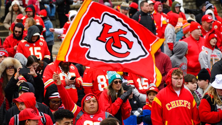 Penggemar Kansas City Chiefs merayakan kemenangan Super Bowl dengan parade