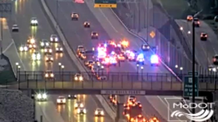 St. Louis mom walked away from crash while her kids were unconscious in her car, charges say