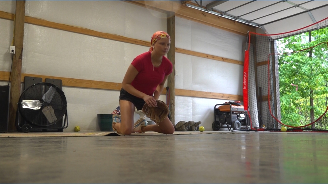 Arkansas high schooler leans on softball during fight against cancer