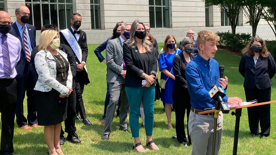 Federal appeals court argues gender-affirming care for minors - Vimarsana News