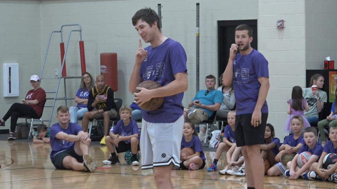 LA Lakers guard Austin Reaves returns to home state of Arkansas to host basketball camp with brother Spencer