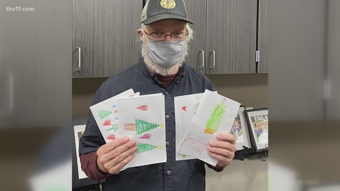 Arkansas students give Christmas cards to school janitor - Vimarsana News
