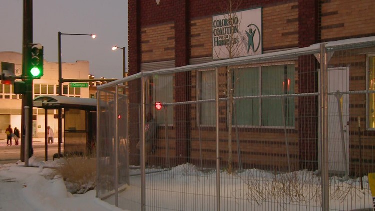 Continúan llegando migrantes a albergues de Denver exponiéndose al peor frío en 40 años