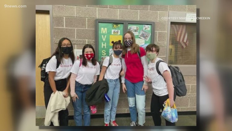 Teman-teman sekelas Mountain Vista membuat T-shirt yang merespon kaos siswa ‘Tidak Berarti Ya’