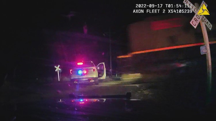 Dan de alta a mujer que fue atropellada por un tren mientras se encontraba dentro de una patrulla policial