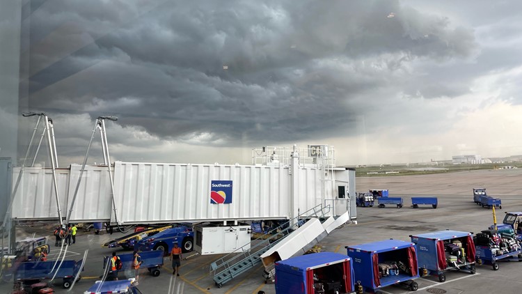 Penundaan DIA: Badai petir yang parah menyebabkan ground stop di bandara